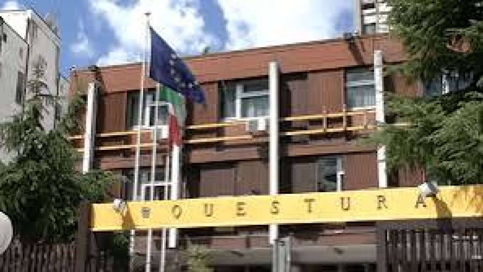 SEGUIVA UNA DONNA OVUNQUE: AMMONITO DAL QUESTORE