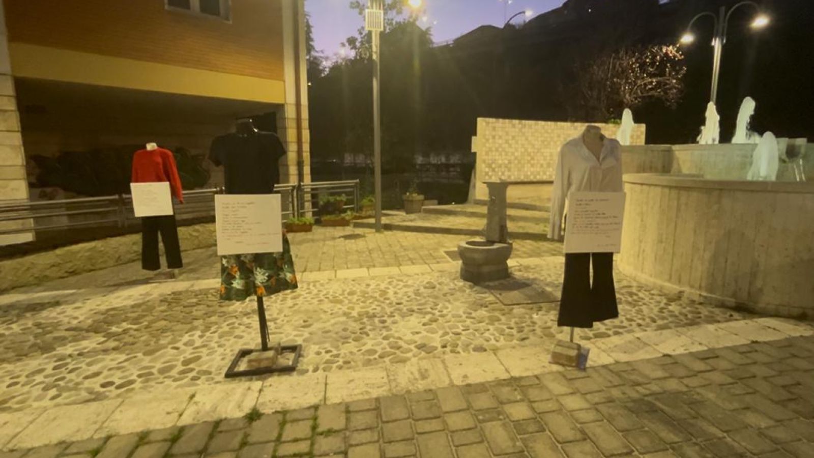 POTENZA, MANICHINI COME MUTE SENTINELLE CONTRO LA VIOLENZA DI GENERE A PARCO TRE FONTANE