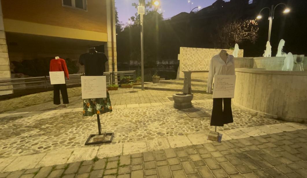 POTENZA, MANICHINI COME MUTE SENTINELLE CONTRO LA VIOLENZA DI GENERE A PARCO TRE FONTANE