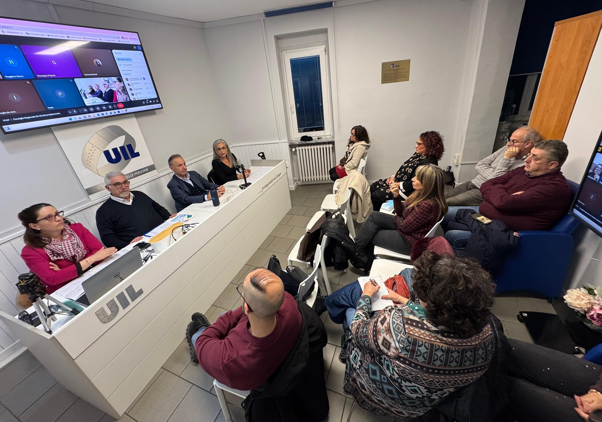 CCNL E PERSONALE AL CENTRO DEL CONSIGLIO REGIONALE UIL SCUOLA