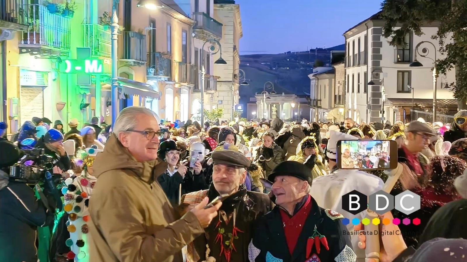 IN MASCHERA PER LE STRADE DEL CENTRO TRA MUSICA E CORIANDOLI