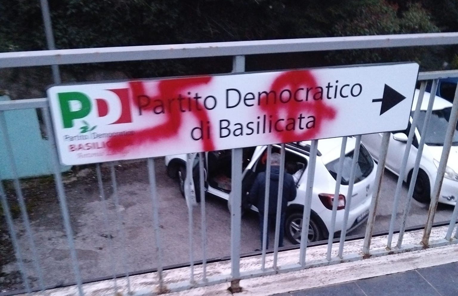 ATTI VANDALICI ALLA SEDE DEL PD BASILICATA, MANCA, LOSPINOSO ARDUINO E SCARNATO: “FERMA CONDANNA